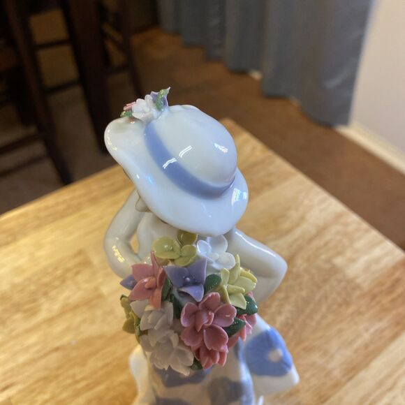 Mallorca Porcelain Figurine - Young Lady Holding Bouquet of Flowers - Picture 10 of 16